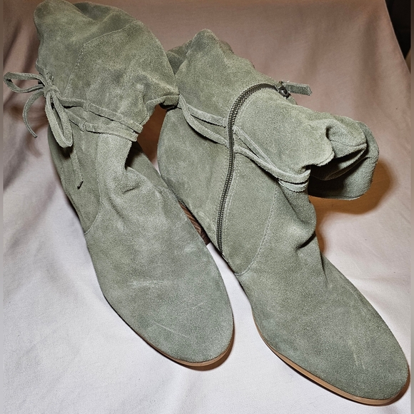 Elegant Olive Suede 2" Heeled Boots Women's 11 with Bowtie and Zippered Detail - Picture 6 of 9